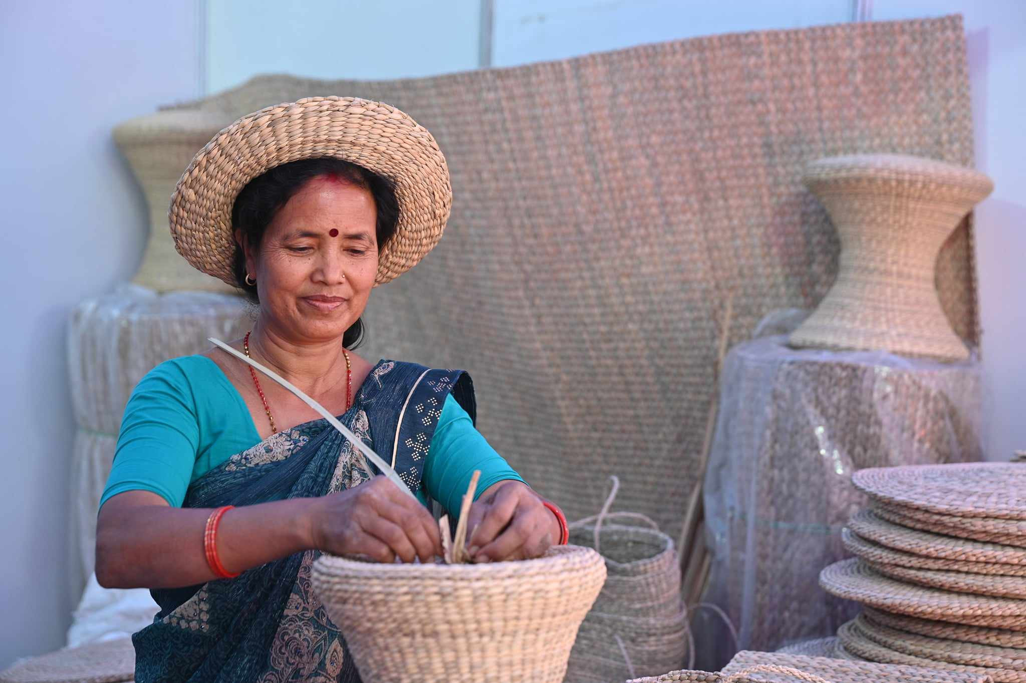 सय रुपैयाँदेखि १० हजारसम्ममा बिक्री भइरहेका छन् घाँसबाट बनेका बुट्टेदार सामग्री (फाेटाे फिचर)